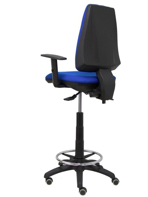 Modelo taburete Elche S - Taburete ergonómico con mecanismo asincro y regulable en altura - Asiento y respaldo tapizados en tejido BALI color azul. Brazos regulables incluidos de serie. Aro reposapiés cromado. Ruedas de parqué.