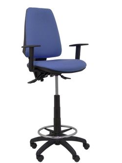 Modelo taburete Elche S - Taburete ergonómico con mecanismo asincro y regulable en altura - Asiento y respaldo tapizados en tejido BALI color azul claro. Brazos regulables incluidos de serie. Aro reposapiés cromado.