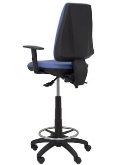 Modelo taburete Elche S - Taburete ergonómico con mecanismo asincro y regulable en altura - Asiento y respaldo tapizados en tejido BALI color azul claro. Brazos regulables incluidos de serie. Aro reposapiés cromado.