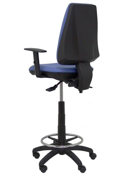 Modelo taburete Elche S - Taburete ergonómico con mecanismo asincro y regulable en altura - Asiento y respaldo tapizados en tejido BALI color azul claro. Brazos regulables incluidos de serie. Aro reposapiés cromado.