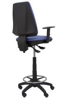 Modelo taburete Elche S - Taburete ergonómico con mecanismo asincro y regulable en altura - Asiento y respaldo tapizados en tejido BALI color azul claro. Brazos regulables incluidos de serie. Aro reposapiés cromado.