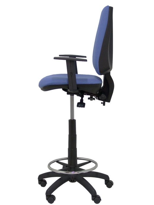 Modelo taburete Elche S - Taburete ergonómico con mecanismo asincro y regulable en altura - Asiento y respaldo tapizados en tejido BALI color azul claro. Brazos regulables incluidos de serie. Aro reposapiés cromado.