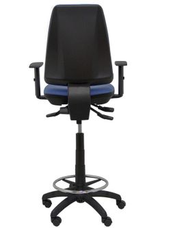Modelo taburete Elche S - Taburete ergonómico con mecanismo asincro y regulable en altura - Asiento y respaldo tapizados en tejido BALI color azul claro. Brazos regulables incluidos de serie. Aro reposapiés cromado.