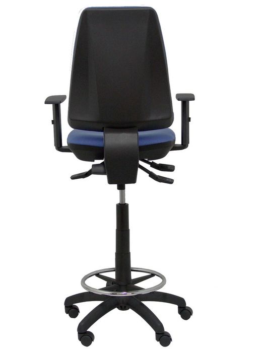 Modelo taburete Elche S - Taburete ergonómico con mecanismo asincro y regulable en altura - Asiento y respaldo tapizados en tejido BALI color azul claro. Brazos regulables incluidos de serie. Aro reposapiés cromado.