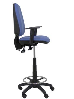 Modelo taburete Elche S - Taburete ergonómico con mecanismo asincro y regulable en altura - Asiento y respaldo tapizados en tejido BALI color azul claro. Brazos regulables incluidos de serie. Aro reposapiés cromado.