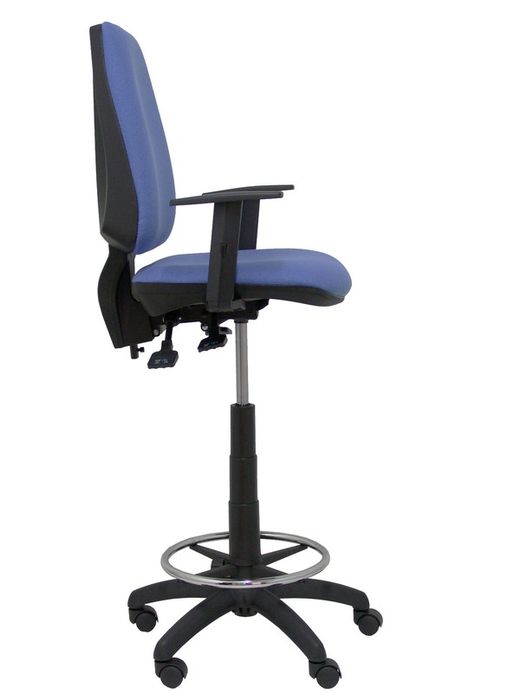 Modelo taburete Elche S - Taburete ergonómico con mecanismo asincro y regulable en altura - Asiento y respaldo tapizados en tejido BALI color azul claro. Brazos regulables incluidos de serie. Aro reposapiés cromado.