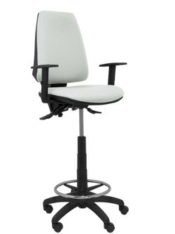 Modelo taburete Elche S - Taburete ergonómico con mecanismo asincro y regulable en altura - Asiento y respaldo tapizados en tejido BALI color gris claro. Brazos regulables incluidos de serie. Aro reposapiés cromado.