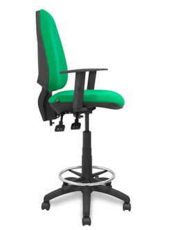 Modelo taburete Elche S - Taburete ergonómico con mecanismo asincro y regulable en altura - Asiento y respaldo tapizados en tejido BALI color verde. Brazos regulables incluidos de serie. Aro reposapiés cromado.