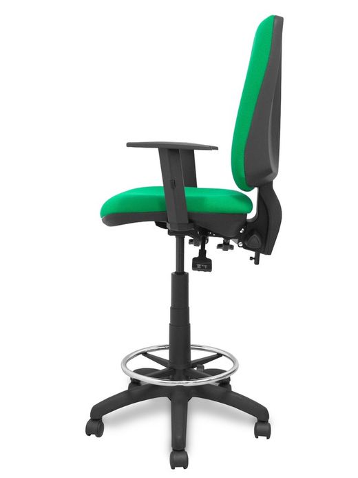 Modelo taburete Elche S - Taburete ergonómico con mecanismo asincro y regulable en altura - Asiento y respaldo tapizados en tejido BALI color verde. Brazos regulables incluidos de serie. Aro reposapiés cromado.