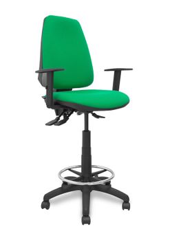 Modelo taburete Elche S - Taburete ergonómico con mecanismo asincro y regulable en altura - Asiento y respaldo tapizados en tejido BALI color verde. Brazos regulables incluidos de serie. Aro reposapiés cromado.