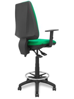 Modelo taburete Elche S - Taburete ergonómico con mecanismo asincro y regulable en altura - Asiento y respaldo tapizados en tejido BALI color verde. Brazos regulables incluidos de serie. Aro reposapiés cromado.