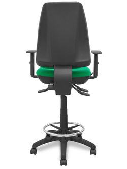 Modelo taburete Elche S - Taburete ergonómico con mecanismo asincro y regulable en altura - Asiento y respaldo tapizados en tejido BALI color verde. Brazos regulables incluidos de serie. Aro reposapiés cromado.