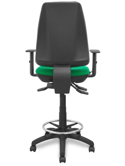 Modelo taburete Elche S - Taburete ergonómico con mecanismo asincro y regulable en altura - Asiento y respaldo tapizados en tejido BALI color verde. Brazos regulables incluidos de serie. Aro reposapiés cromado.