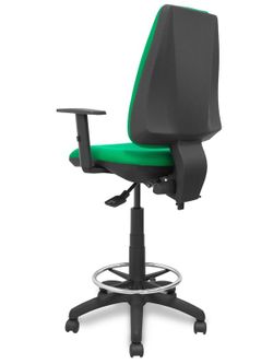 Modelo taburete Elche S - Taburete ergonómico con mecanismo asincro y regulable en altura - Asiento y respaldo tapizados en tejido BALI color verde. Brazos regulables incluidos de serie. Aro reposapiés cromado.