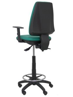 Modelo taburete Elche S - Taburete ergonómico con mecanismo asincro y regulable en altura - Asiento y respaldo tapizados en tejido BALI color verde esmeralda. Brazos regulables incluidos de serie. Aro reposapiés cromado.