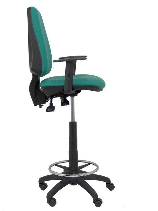 Modelo taburete Elche S - Taburete ergonómico con mecanismo asincro y regulable en altura - Asiento y respaldo tapizados en tejido BALI color verde esmeralda. Brazos regulables incluidos de serie. Aro reposapiés cromado.