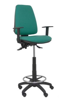 Modelo taburete Elche S - Taburete ergonómico con mecanismo asincro y regulable en altura - Asiento y respaldo tapizados en tejido BALI color verde esmeralda. Brazos regulables incluidos de serie. Aro reposapiés cromado.