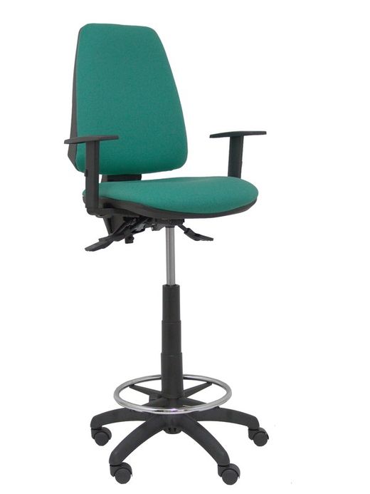 Modelo taburete Elche S - Taburete ergonómico con mecanismo asincro y regulable en altura - Asiento y respaldo tapizados en tejido BALI color verde esmeralda. Brazos regulables incluidos de serie. Aro reposapiés cromado.