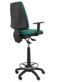 Modelo taburete Elche S - Taburete ergonómico con mecanismo asincro y regulable en altura - Asiento y respaldo tapizados en tejido BALI color verde esmeralda. Brazos regulables incluidos de serie. Aro reposapiés cromado.