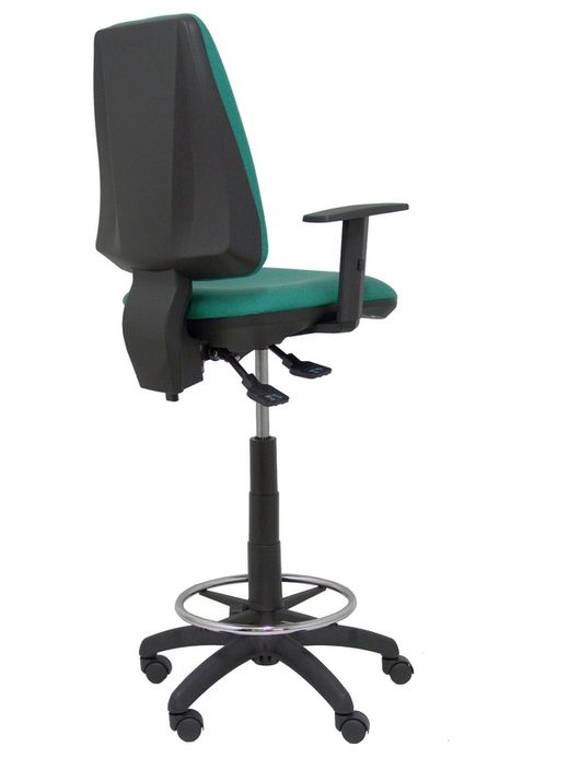 Modelo taburete Elche S - Taburete ergonómico con mecanismo asincro y regulable en altura - Asiento y respaldo tapizados en tejido BALI color verde esmeralda. Brazos regulables incluidos de serie. Aro reposapiés cromado.