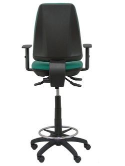 Modelo taburete Elche S - Taburete ergonómico con mecanismo asincro y regulable en altura - Asiento y respaldo tapizados en tejido BALI color verde esmeralda. Brazos regulables incluidos de serie. Aro reposapiés cromado.