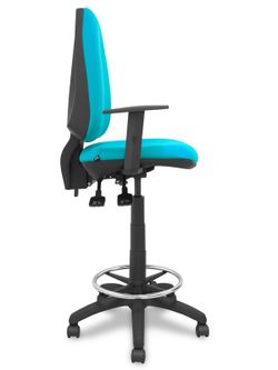 Modelo taburete Elche S - Taburete ergonómico con mecanismo asincro y regulable en altura - Asiento y respaldo tapizados en tejido BALI color verde turquesa. Brazos regulables incluidos de serie. Aro reposapiés cromado.