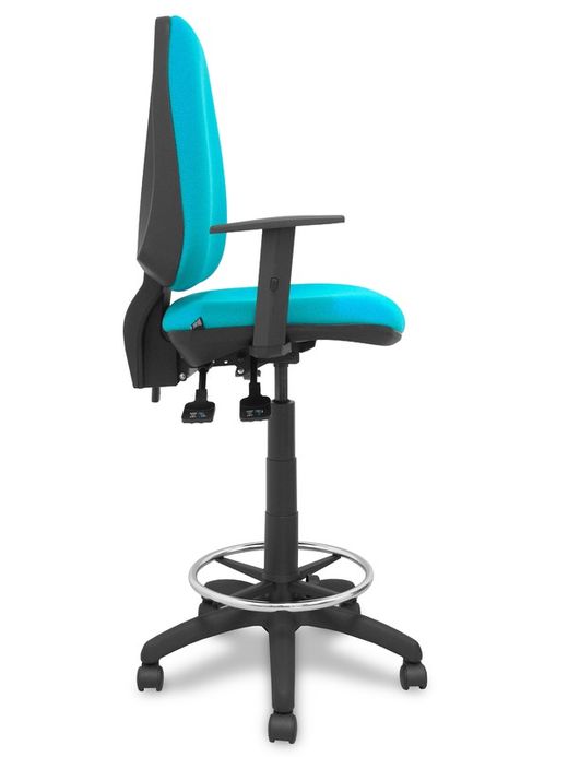 Modelo taburete Elche S - Taburete ergonómico con mecanismo asincro y regulable en altura - Asiento y respaldo tapizados en tejido BALI color verde turquesa. Brazos regulables incluidos de serie. Aro reposapiés cromado.