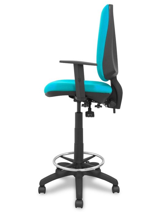 Modelo taburete Elche S - Taburete ergonómico con mecanismo asincro y regulable en altura - Asiento y respaldo tapizados en tejido BALI color verde turquesa. Brazos regulables incluidos de serie. Aro reposapiés cromado.