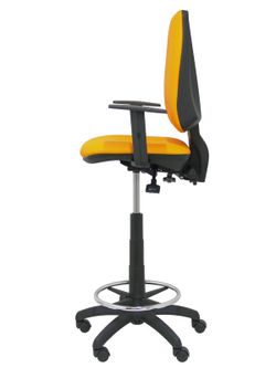 Modelo taburete Elche S - Taburete ergonómico con mecanismo asincro y regulable en altura - Asiento y respaldo tapizados en tejido SIMILPIEL color naranja. Brazos regulables incluidos de serie. Aro reposapiés cromado.