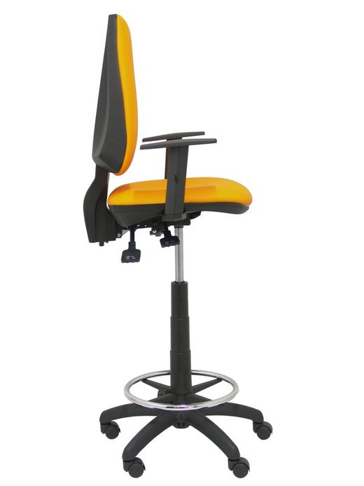 Modelo taburete Elche S - Taburete ergonómico con mecanismo asincro y regulable en altura - Asiento y respaldo tapizados en tejido SIMILPIEL color naranja. Brazos regulables incluidos de serie. Aro reposapiés cromado.