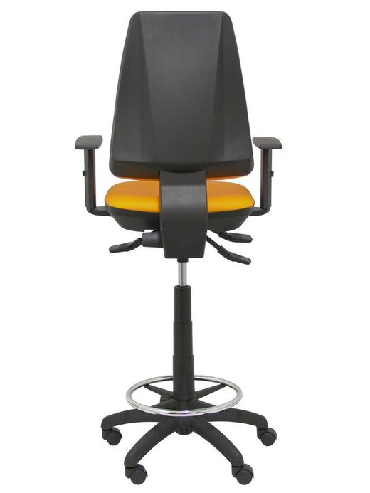 Modelo taburete Elche S - Taburete ergonómico con mecanismo asincro y regulable en altura - Asiento y respaldo tapizados en tejido SIMILPIEL color naranja. Brazos regulables incluidos de serie. Aro reposapiés cromado.