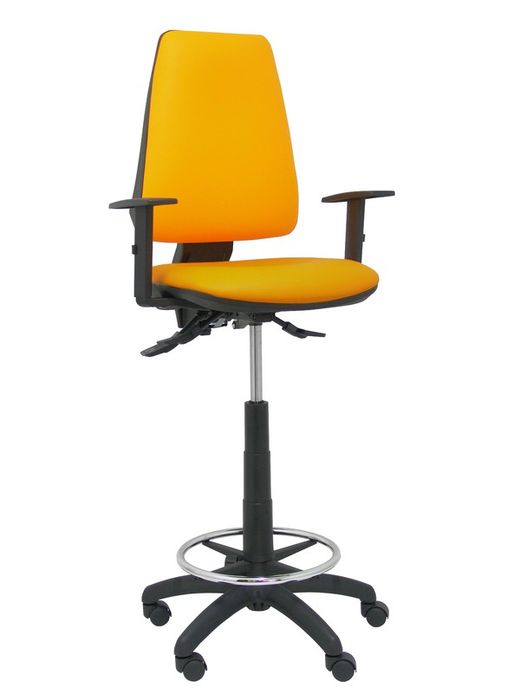 Modelo taburete Elche S - Taburete ergonómico con mecanismo asincro y regulable en altura - Asiento y respaldo tapizados en tejido SIMILPIEL color naranja. Brazos regulables incluidos de serie. Aro reposapiés cromado.