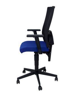 Modelo TakTik - Silla de oficina ergonómica con mecanismo de contacto permanente de doble maneta, brazos regulables y refuerzo lumbar - Respaldo de malla transpirable en color negro y asiento tapizado en tejido BALI color azul