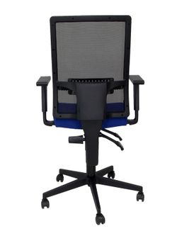 Modelo TakTik - Silla de oficina ergonómica con mecanismo de contacto permanente de doble maneta, brazos regulables y refuerzo lumbar - Respaldo de malla transpirable en color negro y asiento tapizado en tejido BALI color azul