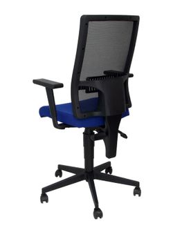 Modelo TakTik - Silla de oficina ergonómica con mecanismo de contacto permanente de doble maneta, brazos regulables y refuerzo lumbar - Respaldo de malla transpirable en color negro y asiento tapizado en tejido BALI color azul