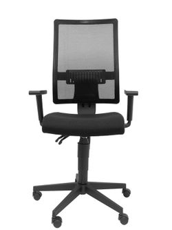 Modelo Taktik - Silla de oficina ergonómica con mecanismo de contacto permanente de doble maneta, brazos regulables y refuerzo lumbar - Respaldo de malla transpirable en color negro y asiento tapizado en tejido BALI color negro.