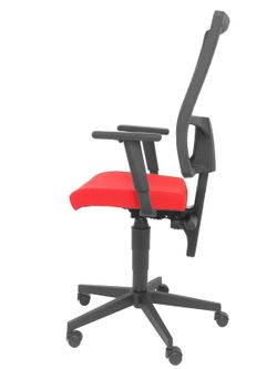 Modelo Taktik - Silla de oficina ergonómica con mecanismo de contacto permanente de doble maneta, brazos regulables y refuerzo lumbar - Respaldo de malla transpirable en color negro y asiento tapizado en tejido BALI color rojo.