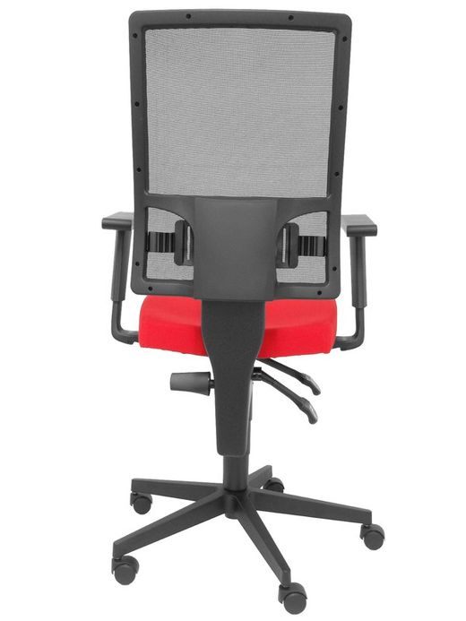 Modelo Taktik - Silla de oficina ergonómica con mecanismo de contacto permanente de doble maneta, brazos regulables y refuerzo lumbar - Respaldo de malla transpirable en color negro y asiento tapizado en tejido BALI color rojo.