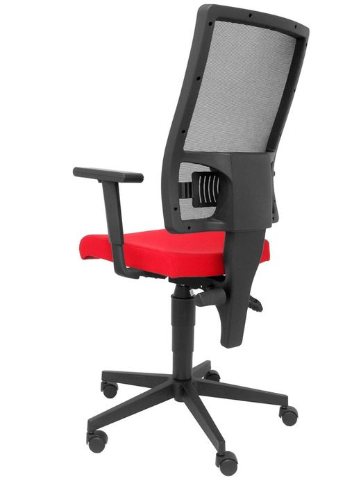 Modelo Taktik - Silla de oficina ergonómica con mecanismo de contacto permanente de doble maneta, brazos regulables y refuerzo lumbar - Respaldo de malla transpirable en color negro y asiento tapizado en tejido BALI color rojo.