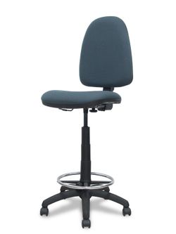 Modelo TAyna  Taburete ergonómico con mecanismo de contacto permanente, regulable en altura y aro reposapiés  Asiento y respaldo tapizados en tejido BALI color gris oscuro