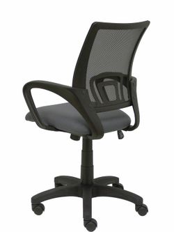 Modelo Vianos - Silla de oficina ergonómica con mecanismo basculante y regulable en altura - Respaldo de malla en color negro y asiento tapizado en tejido bali color gris oscuro.