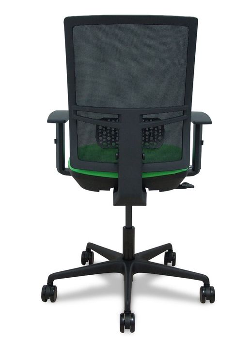 Modelo Yunquera - Silla de oficina ergonómica con mecanismo sincro, brazos regulables y ajustable en altura - Respaldo de malla transpirable en color negro y asiento tapizados en tejido BALI color pistacho.