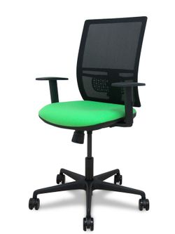 Modelo Yunquera - Silla de oficina ergonómica con mecanismo sincro, brazos regulables y ajustable en altura - Respaldo de malla transpirable en color negro y asiento tapizados en tejido BALI color pistacho.