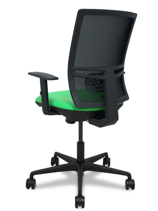 Modelo Yunquera - Silla de oficina ergonómica con mecanismo sincro, brazos regulables y ajustable en altura - Respaldo de malla transpirable en color negro y asiento tapizados en tejido BALI color pistacho.