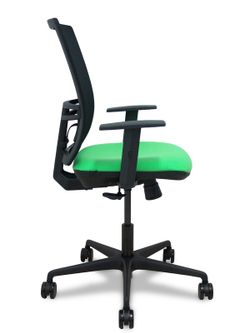Modelo Yunquera - Silla de oficina ergonómica con mecanismo sincro, brazos regulables y ajustable en altura - Respaldo de malla transpirable en color negro y asiento tapizados en tejido BALI color pistacho.