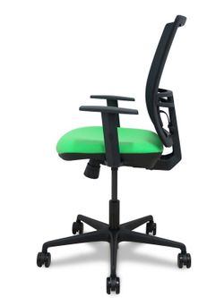 Modelo Yunquera - Silla de oficina ergonómica con mecanismo sincro, brazos regulables y ajustable en altura - Respaldo de malla transpirable en color negro y asiento tapizados en tejido BALI color pistacho.