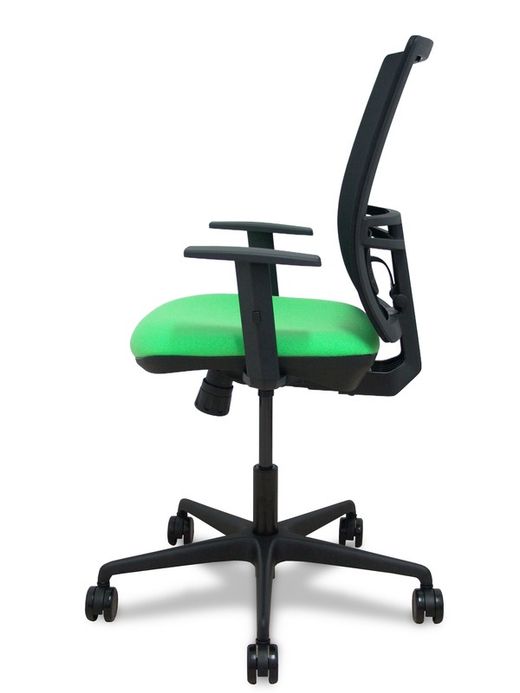 Modelo Yunquera - Silla de oficina ergonómica con mecanismo sincro, brazos regulables y ajustable en altura - Respaldo de malla transpirable en color negro y asiento tapizados en tejido BALI color pistacho.