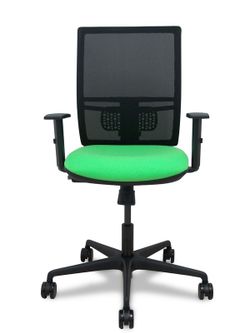 Modelo Yunquera - Silla de oficina ergonómica con mecanismo sincro, brazos regulables y ajustable en altura - Respaldo de malla transpirable en color negro y asiento tapizados en tejido BALI color pistacho.