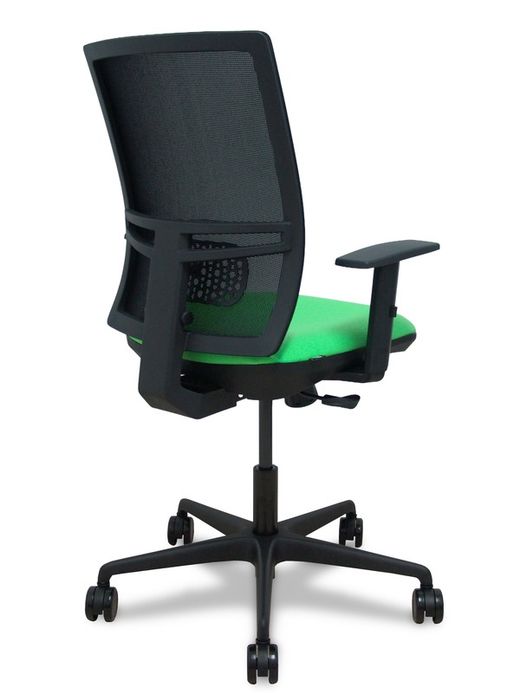Modelo Yunquera - Silla de oficina ergonómica con mecanismo sincro, brazos regulables y ajustable en altura - Respaldo de malla transpirable en color negro y asiento tapizados en tejido BALI color pistacho.