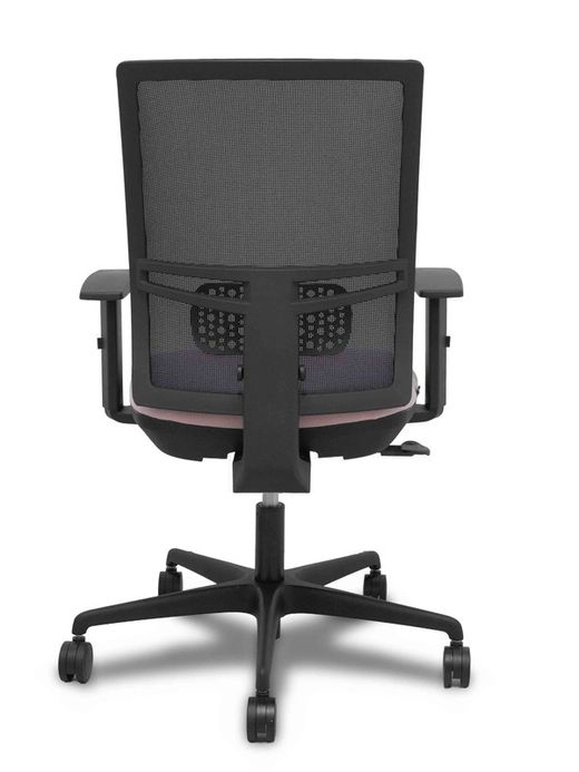Modelo Yunquera - Silla de oficina ergonómica con mecanismo sincro, brazos regulables y ajustable en altura - Respaldo de malla transpirable en color negro y asiento tapizados en tejido BALI color rosa.